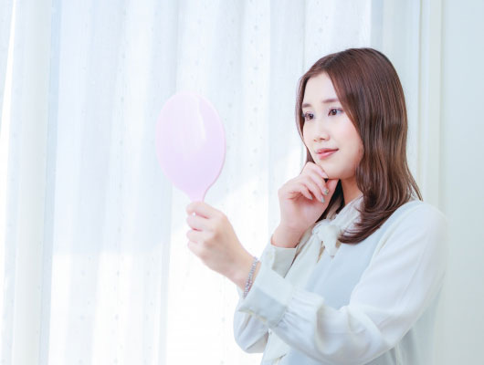鏡を見る女性イメージ