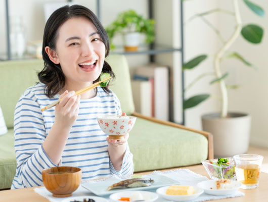 食事中の女性イメージ